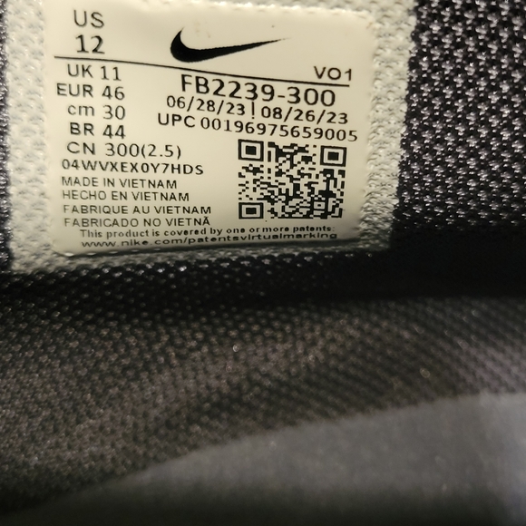 LEBRON WITNESS VIII MENS SIZE 12 WOMENS SIZE 13.5. - Picture 6 of 7